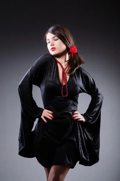Joven mujer atractiva bailando flamenco —  Fotos de Stock