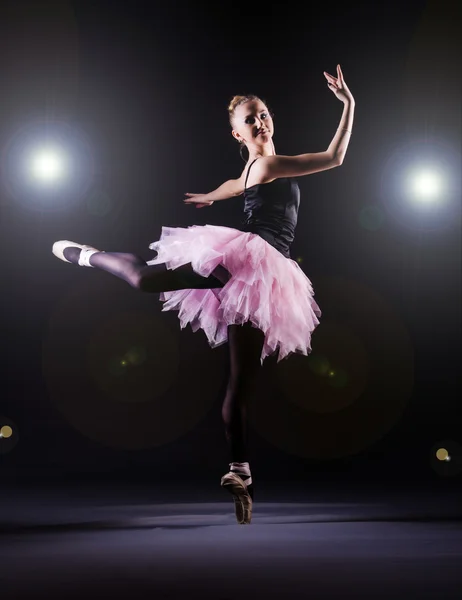 Ballerina dancing in the dark studio — Stock Photo, Image