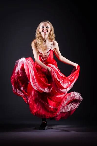 Κορίτσι με κόκκινο φόρεμα χορού χορού — Φωτογραφία Αρχείου