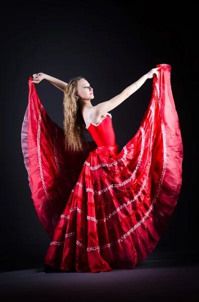 Девушка в красном платье танцует — стоковое фото