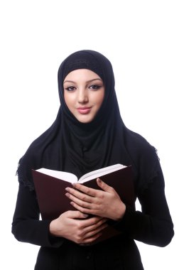 Beyaz kitabı olan genç Müslüman kadın.