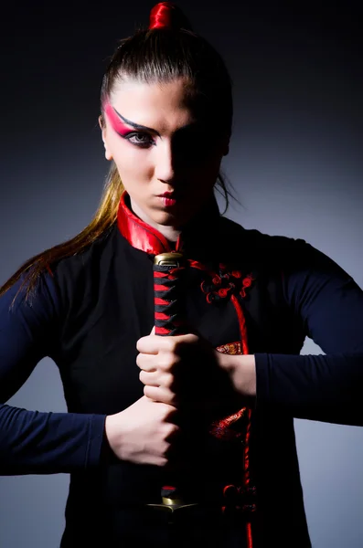 Kobieta w japońskiej koncepcji sztuki walki — Zdjęcie stockowe