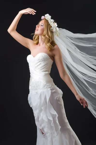 Женщина в свадебном платье танцует — стоковое фото