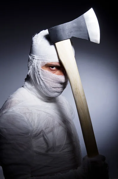 Mummie met bijl in halloween concept — Stockfoto
