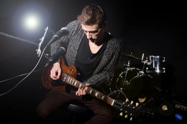 Man spelen gitaar tijdens concert — Stockfoto