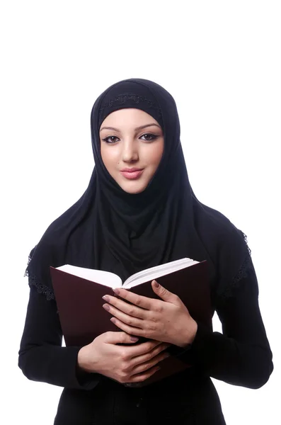 Jeune femme musulmane avec livre sur blanc — Photo