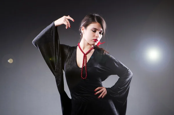 Jeune femme séduisante dansant flamenco — Photo