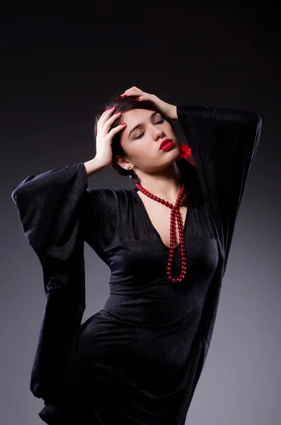 Junge attraktive Frau tanzt Flamenco — Stockfoto