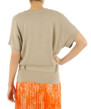 Beyaz giysili kadın konsepti