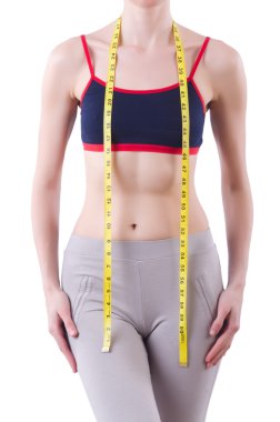 Diyet konseptinde santimetre olan genç bir kız.