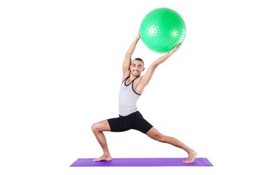 İsviçre toplu bir adam beyazlar üzerinde egzersiz yapıyor.