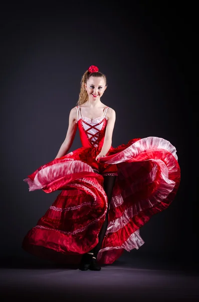 Menina em dança vestido vermelho dança — Fotografia de Stock