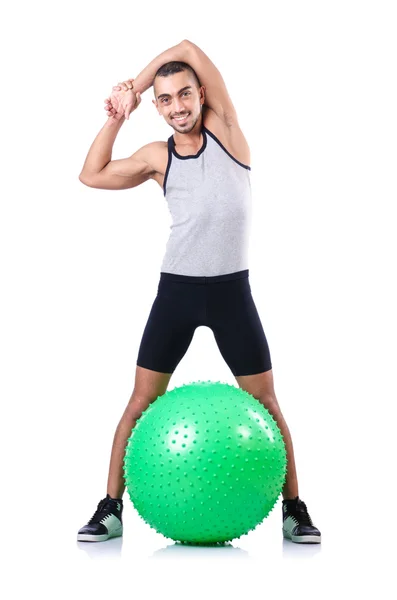 Homme avec balle suisse faisant des exercices sur blanc — Photo