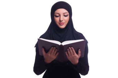 Müslüman genç kadın beyaz üzerine tesettür takıyor