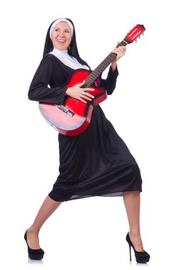 Gitar çalan rahibe beyazda izole edilmiş.