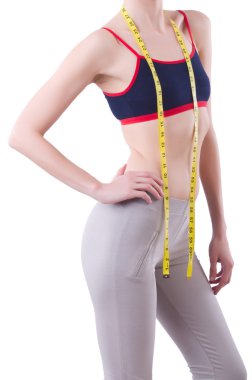 Diyet konseptinde santimetre olan genç bir kız.