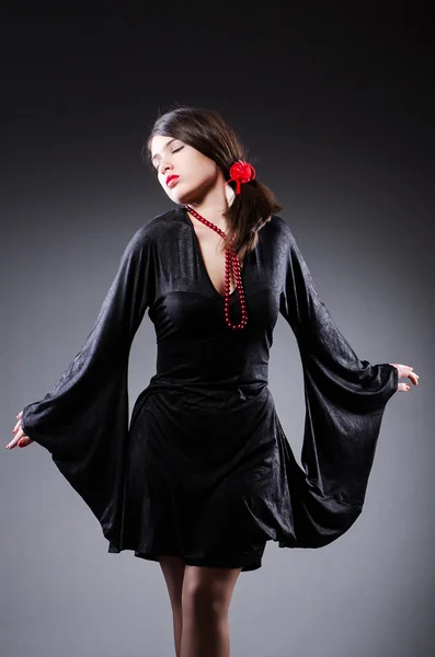 Giovane donna attraente che balla flamenco — Foto Stock