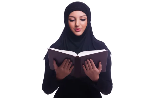 Mujer joven musulmana usando hijab sobre blanco — Foto de Stock