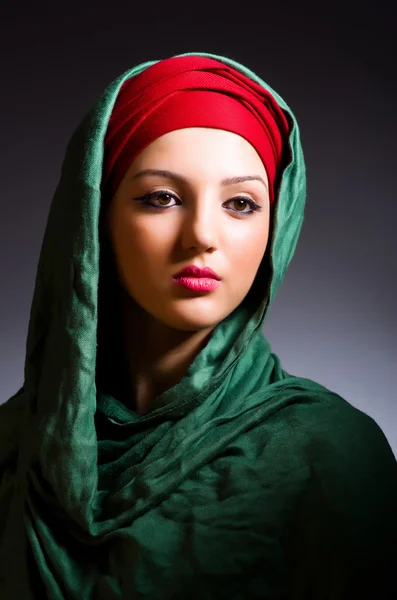 Мусульманська жінка з головним убором в моді — стокове фото