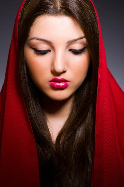Wanita Muslim dengan kerudung dalam konsep fashion — Stok Foto