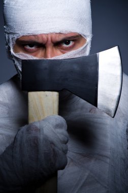 Annem Cadılar Bayramı kavram balta