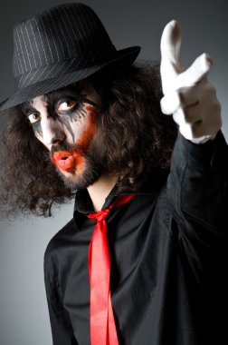 Joker kişileştirme karanlık odadaki adam ile