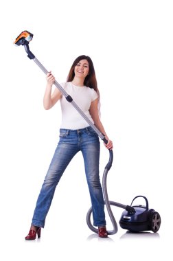 Elektrikli süpürgesi beyaz olan genç bir kadın.