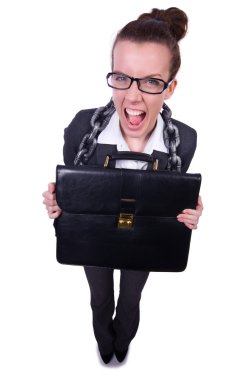 Elleri kelepçeli bir kadın.