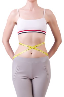 Diyet konseptinde santimetre olan genç bir kız.