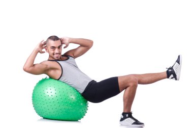 İsviçre toplu bir adam beyazlar üzerinde egzersiz yapıyor.