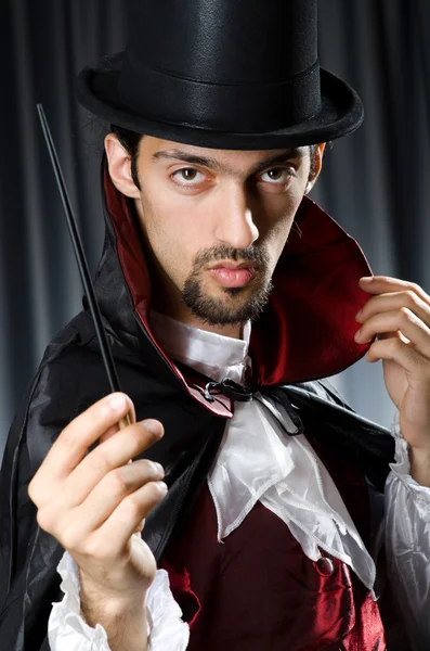 Magicien dans la chambre noire avec baguette — Photo