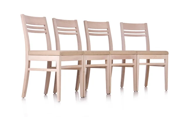 Ряд стульев изолированы на белом — стоковое фото