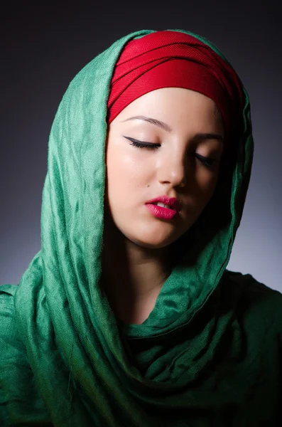 Muszlim nő fejkendővel a divat koncepció — Stock Fotó