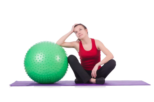 Mujer joven con pelota haciendo ejercicio sobre blanco —  Fotos de Stock