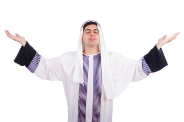 Genç Arap adam beyazda izole edilmiş.