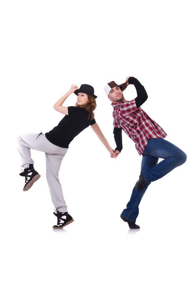 Пара танцоров, танцующих современные танцы
