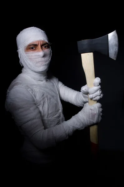 Momia con hacha en el concepto de Halloween —  Fotos de Stock