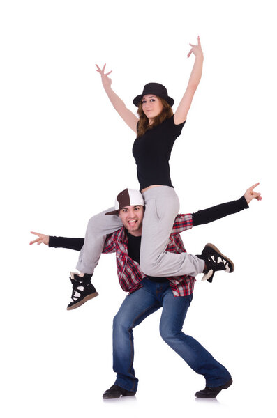 Пара танцоров, танцующих современные танцы
