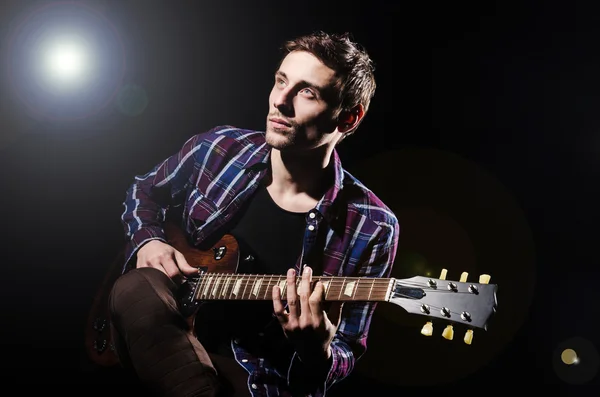 Man playing guitar during concert — Stock Photo, Image