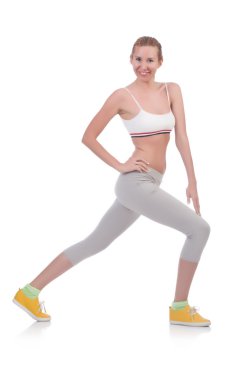 Beyazların üzerinde spor yapan bir kadın.