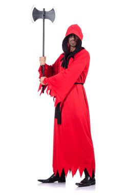 Kırmızı kostümlü, baltalı bir cellat.