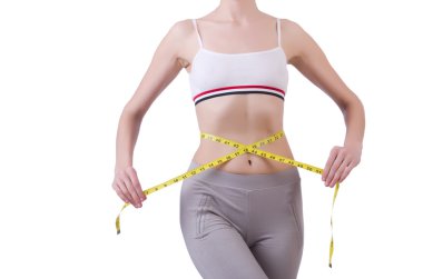 Diyet konseptinde santimetre olan genç bir kız.