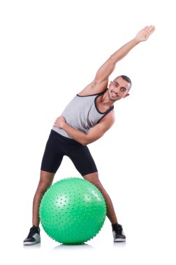 İsviçre toplu bir adam beyazlar üzerinde egzersiz yapıyor.