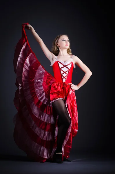 Menina em dança vestido vermelho dança — Fotografia de Stock