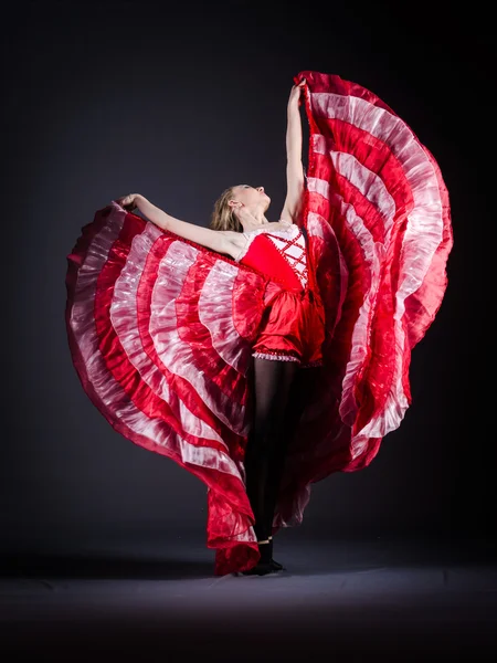 ダンスのダンスの赤いドレスの女の子 — ストック写真