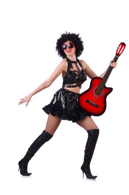 gitar afro perukla kadınla