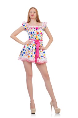 Beyaz üzerine şık kıyafetler giyen bir manken.