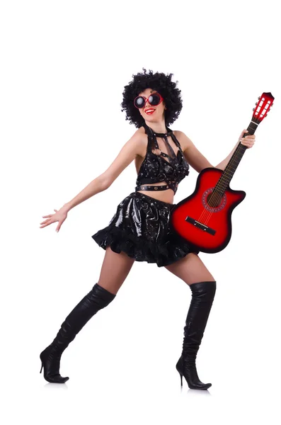 Mulher com peruca afro com guitarra — Fotografia de Stock