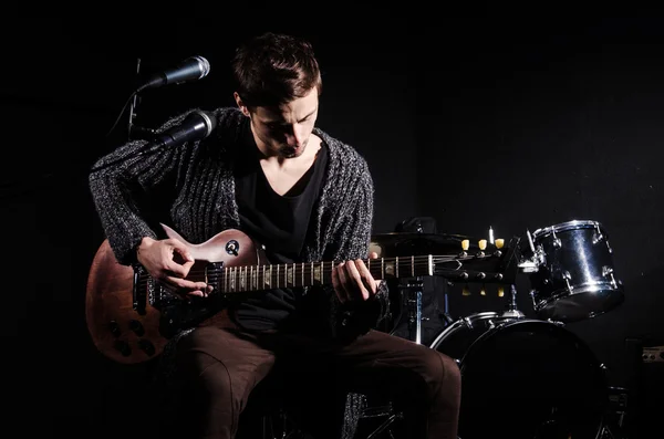 Hombre tocando la guitarra durante el concierto — Foto de Stock