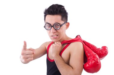 Beyaz arka planda izole edilmiş komik boksör